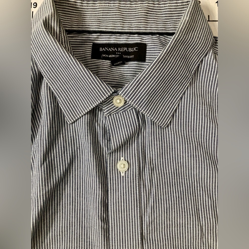 Banana‎ Republic Men’s Size Large Non-Iron Standard Fit Button Down Shirt